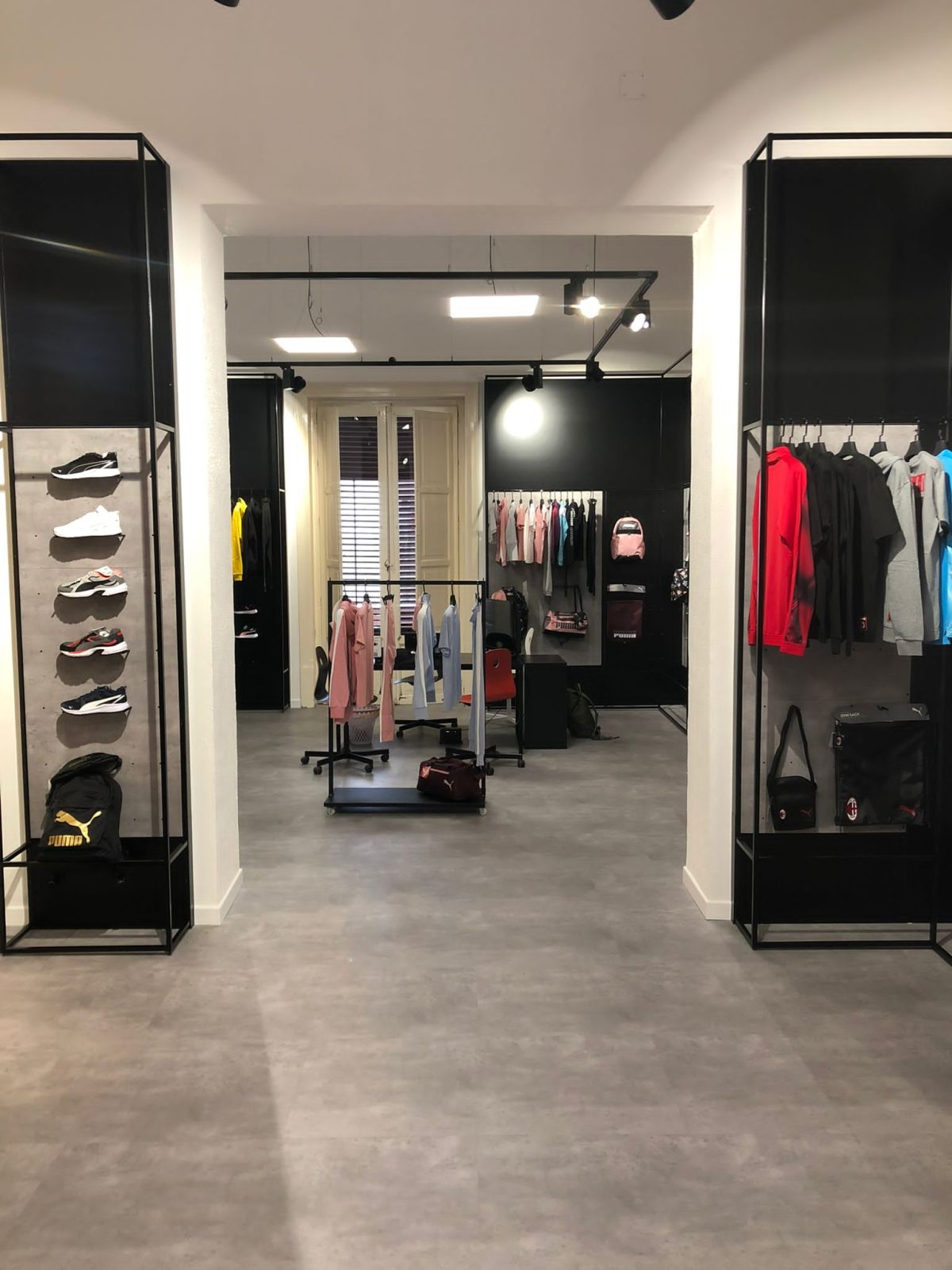 Corridoio dello showroom con scaffali di calzature