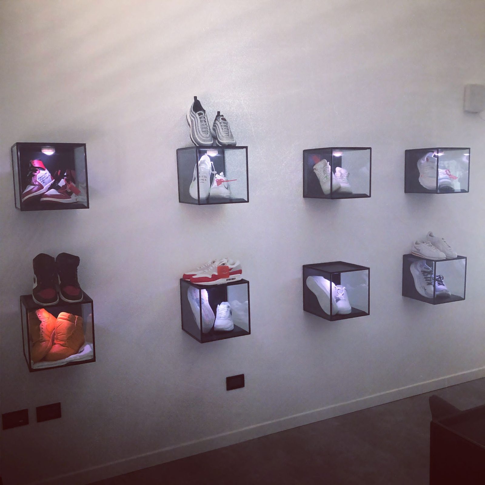Calzature esposte in teche luminose nello showroom
