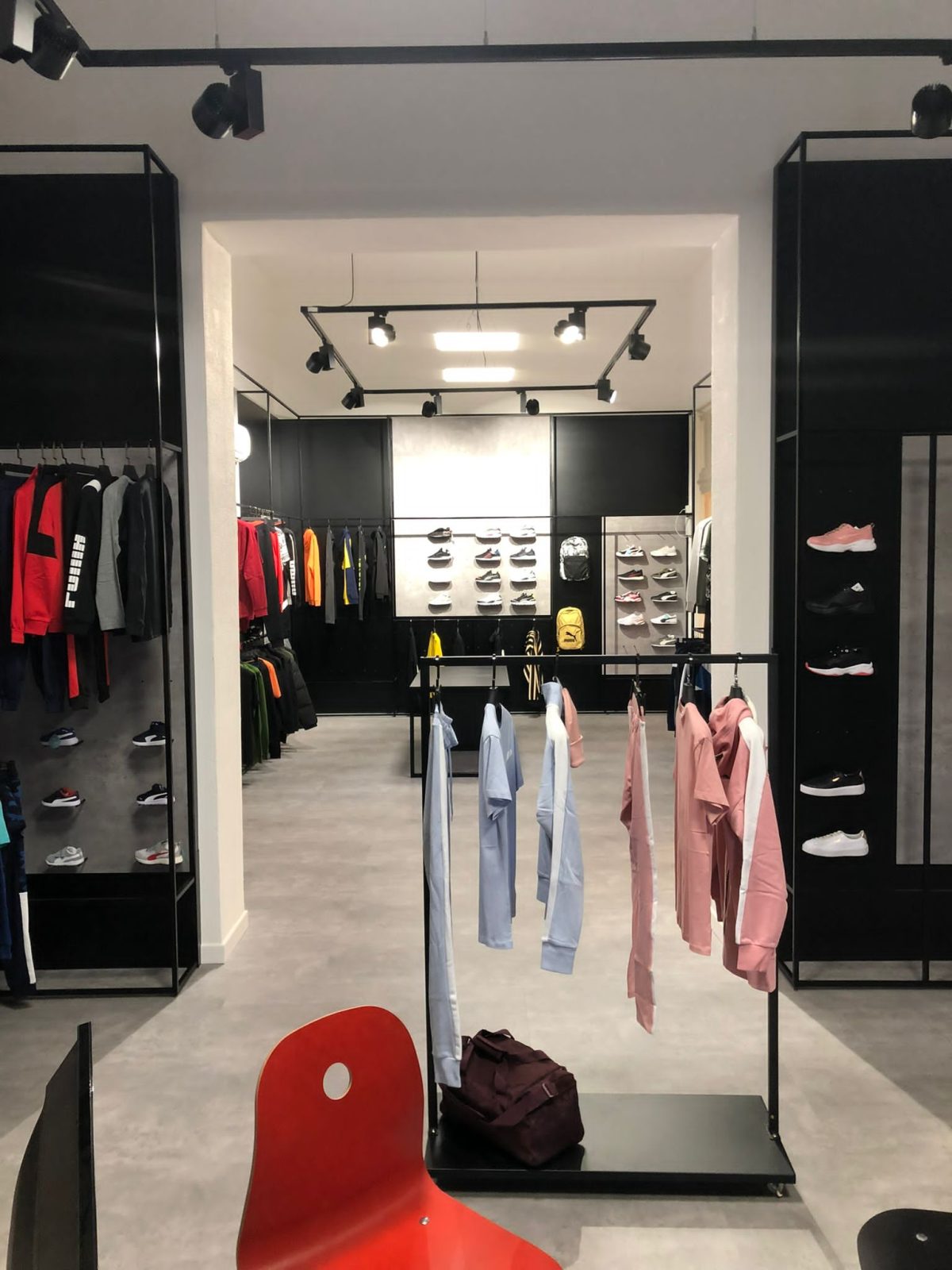 Showroom con abbigliamento e calzature esposti