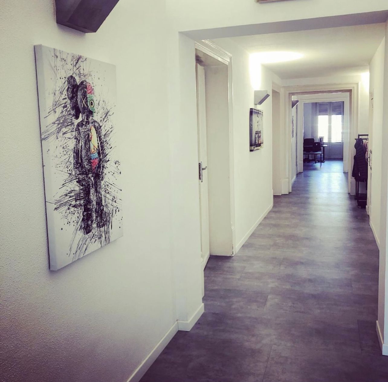 Corridoio degli uffici con un quadro a tema sportivo