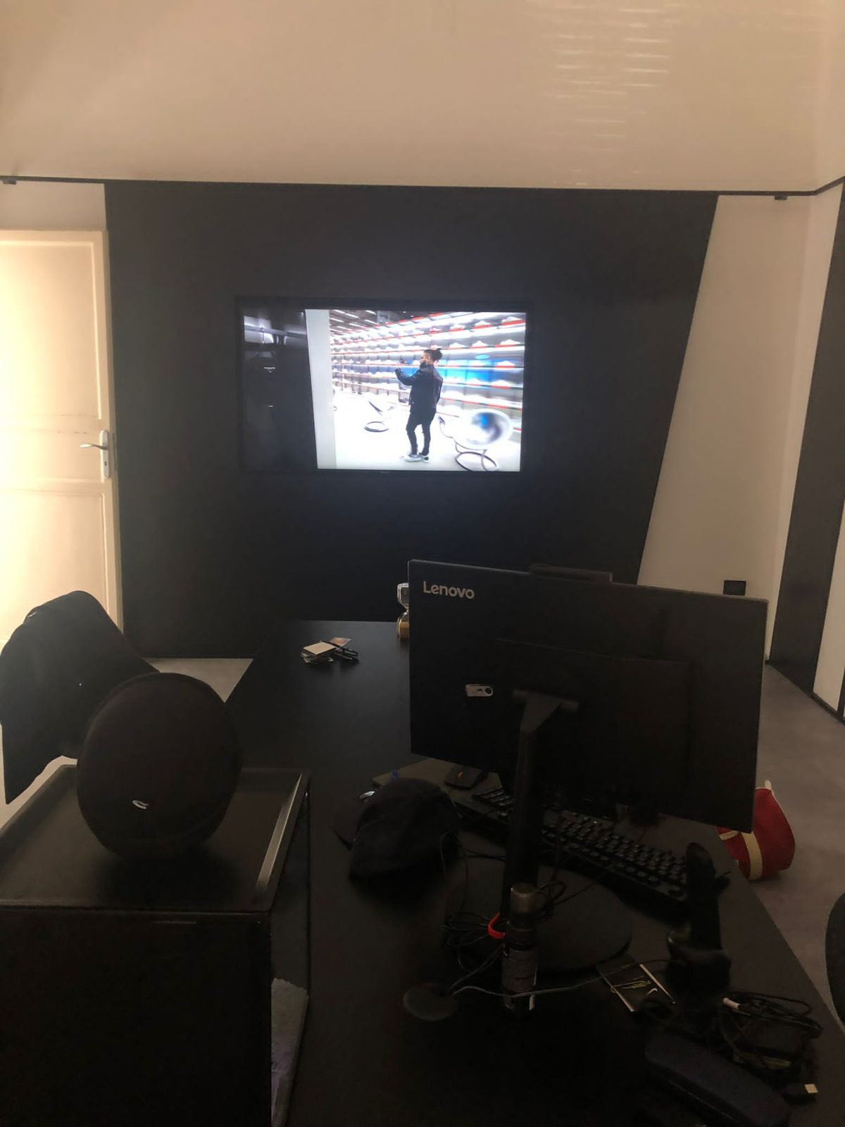 Postazione di lavoro con schermo