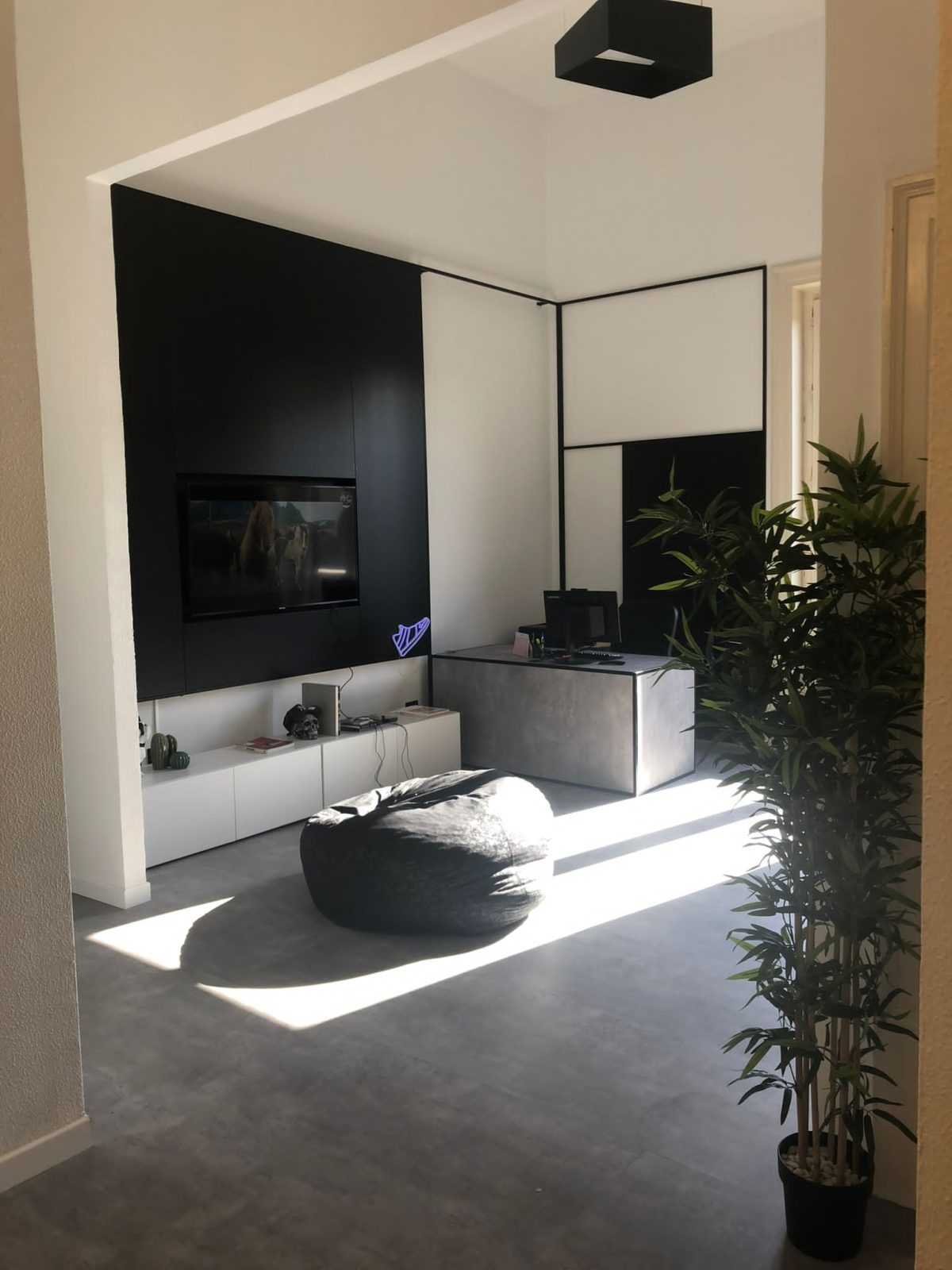Sala luminosa con divanetto e schermo